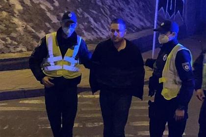 Владимир Слончак вместе с правоохранителями. Фото © Telegram-канал "Киев оперативный"