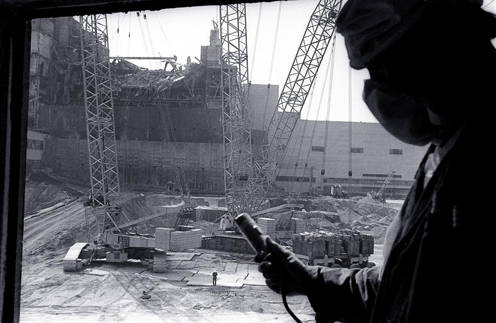 В ночь на 26 апреля 1986 года в четвёртом энергоблоке Чернобыльской атомной электростанции произошли взрывы и мощный пожар. Фото © ТАСС / AP Photo / Volodymyr Repik