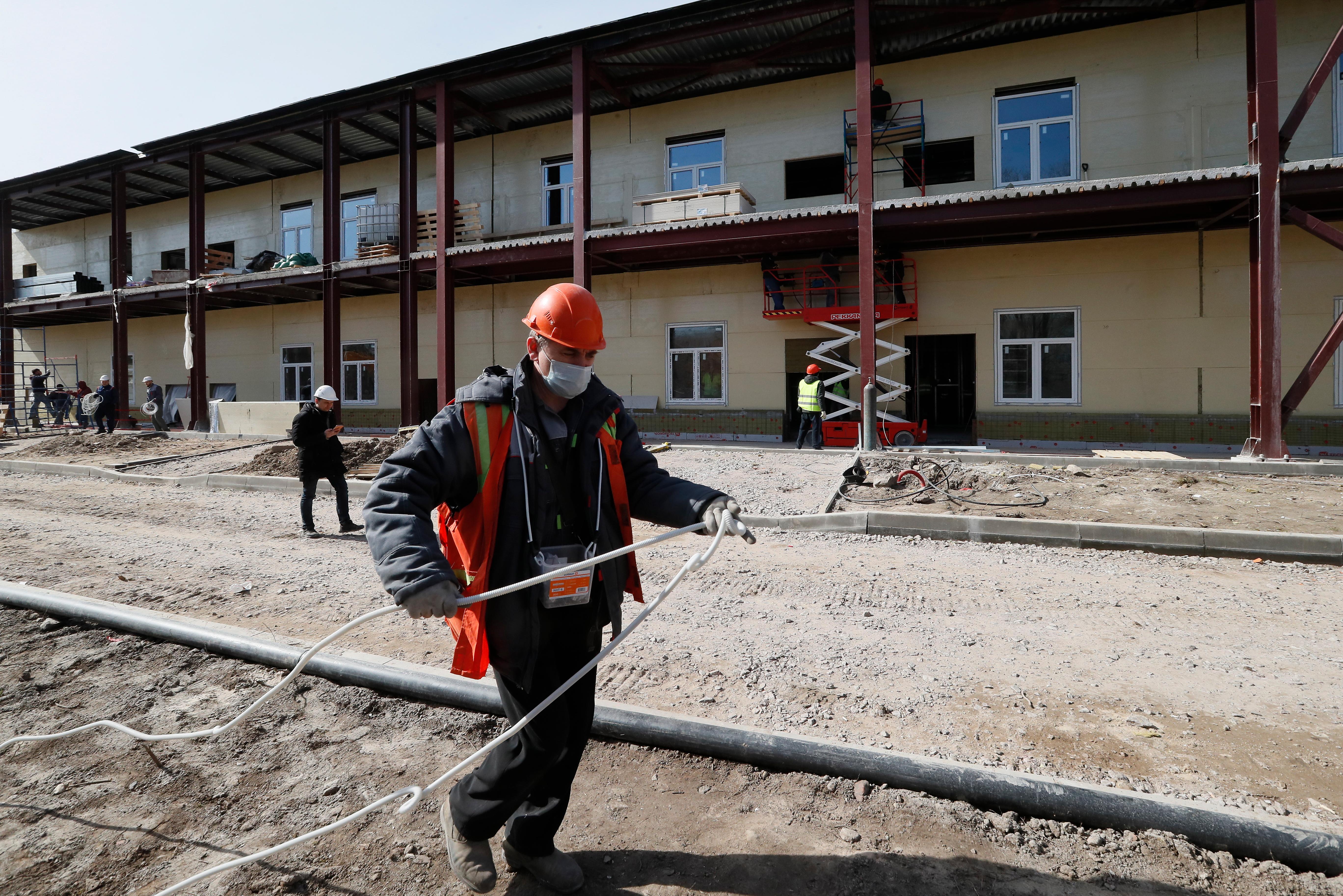 Воробьёв сообщил, что первыми в Подмосковье возобновят работу строители, детсады и школы