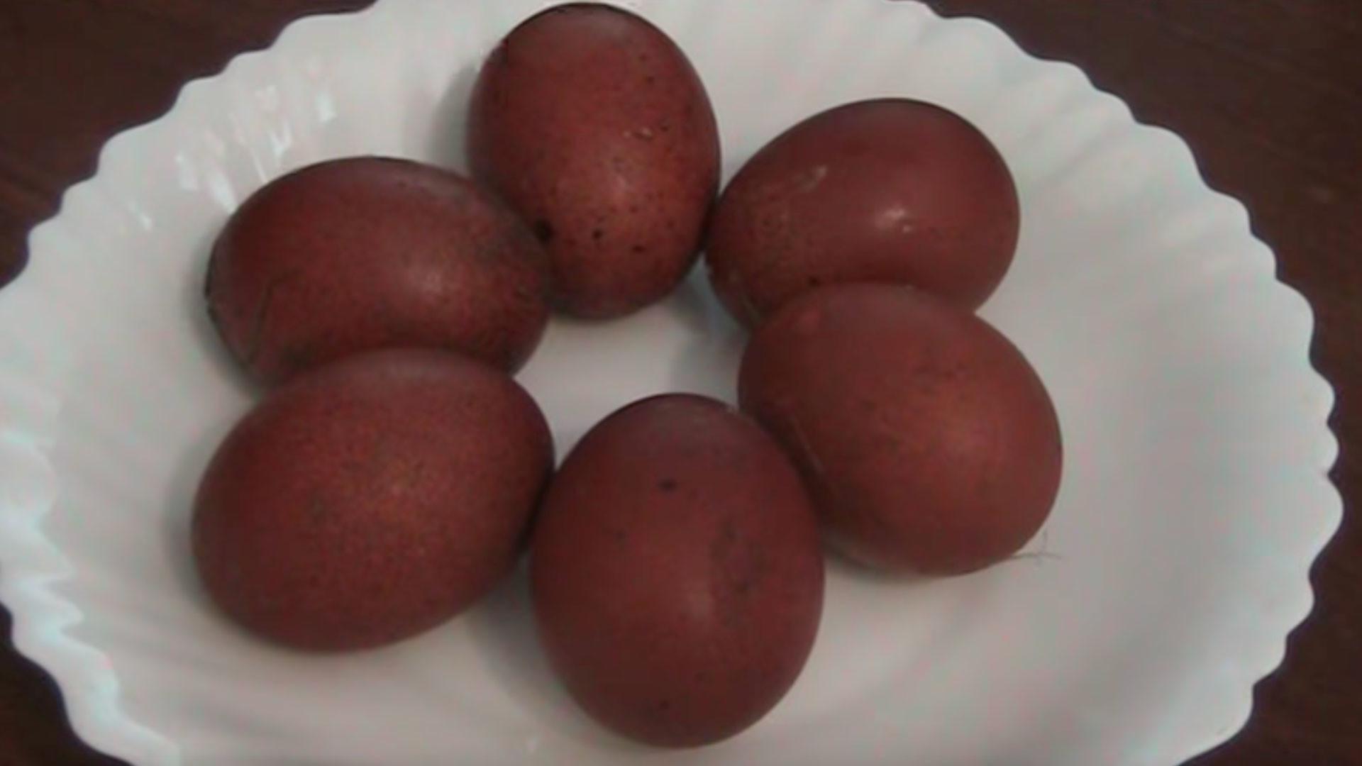 Яйца, снесённые китайскими курами. Скриншот © YouTube / Секреты хороших урожаев
