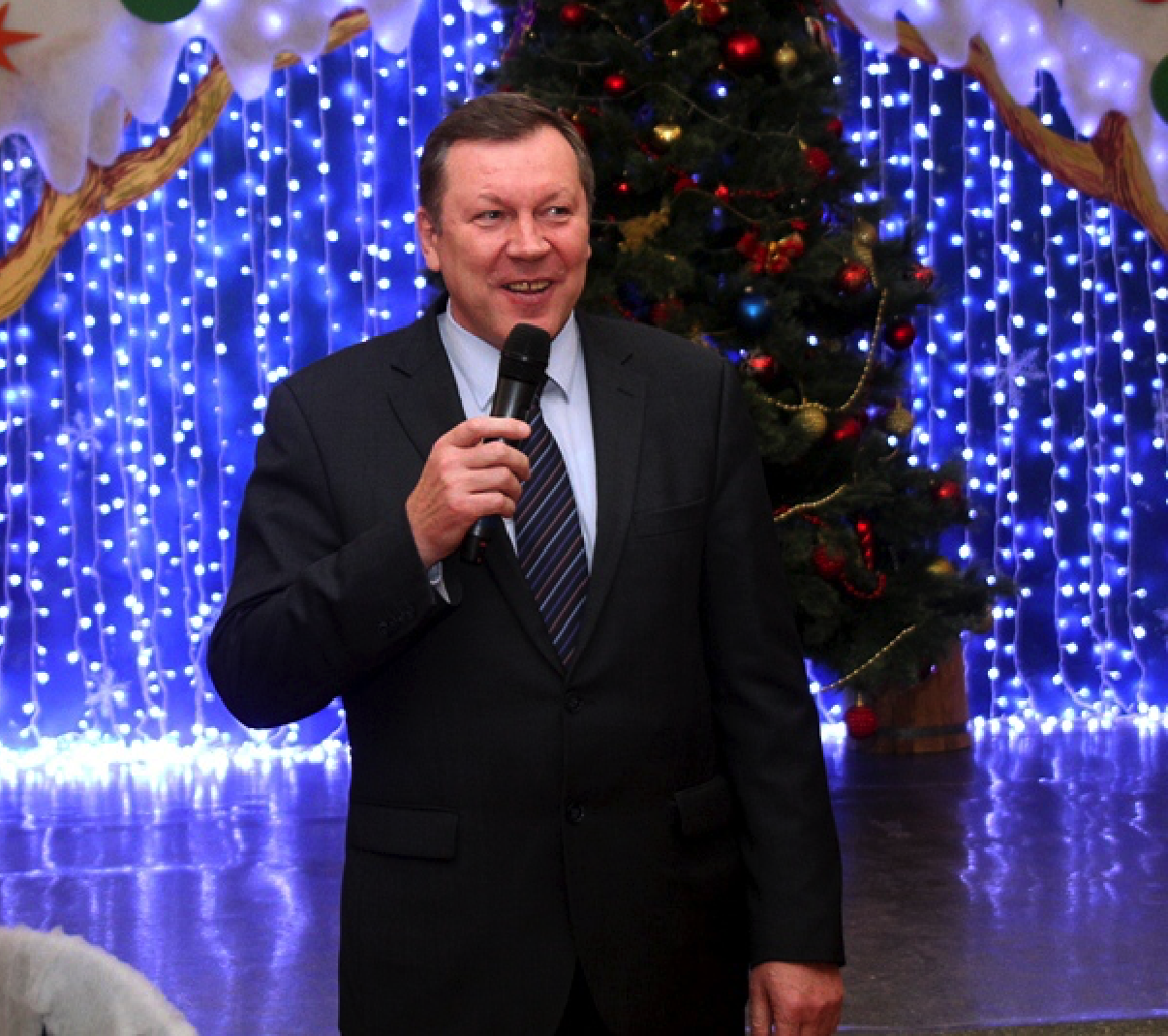 Мэр Новочеркасска Игорь Зюзин на новогодней ёлке в администрации. Фото © VK / Администрация Новочеркасска
