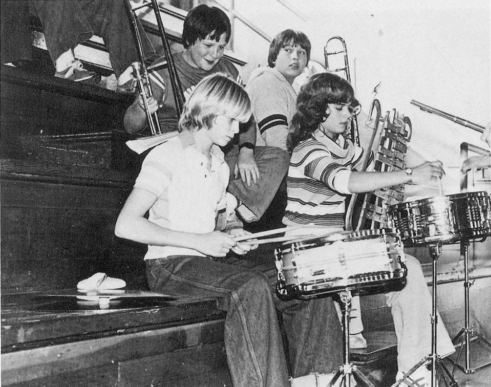 Кобейн играет на барабанах на собрании в средней школе Монтесано. Фото: © wikipedia.org