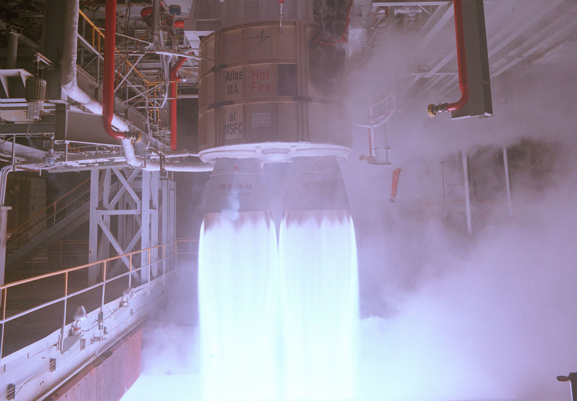 Двигатель РД-180 на испытательном стенде в Космическом центре Маршалла. Фото © Wikipedia