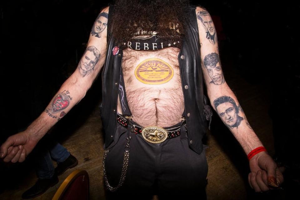 Фото ©MARCO SCONNOCCIA/ Байкер с гордостью демонстрирует свой татуированный волосатый торс в Южном Лондоне