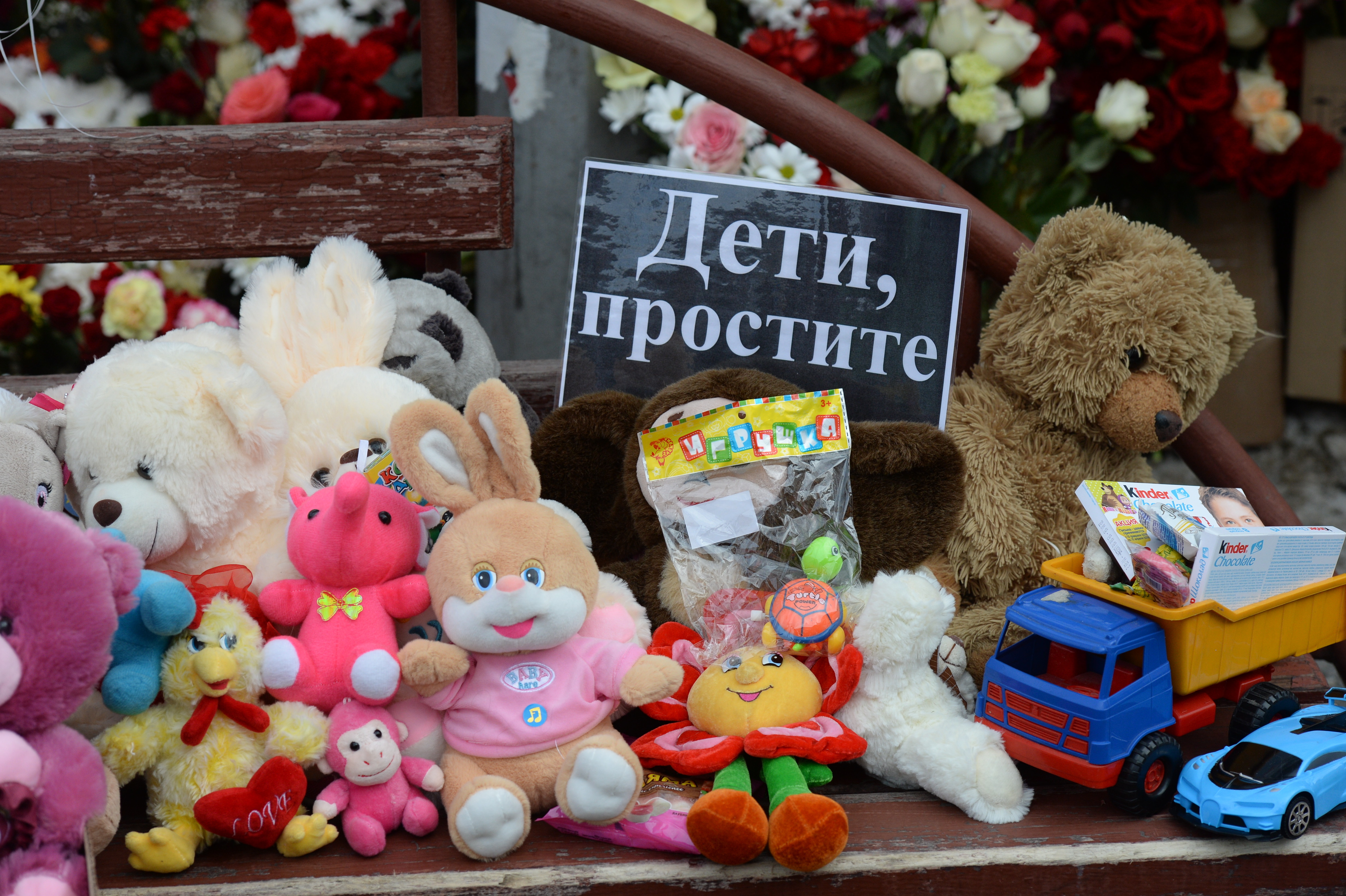 Цветы и мягкие игрушки возле здания торгового центра "Зимняя вишня" в Кемерове, где произошёл пожар. Фото: © РИА Новости/Александр Кряжев