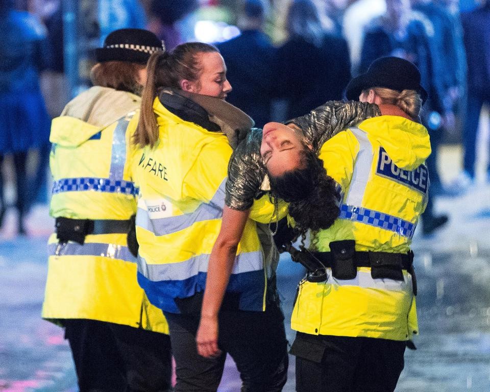Фото ©LONDON NEWS PICTURES/ Девушка уснула на руках у полицейских в центре Манчестера.