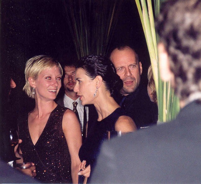 Деми Мур и Брюс Уиллис на церемонии вручения премии "Эмми", 1997 год. Фото © Flickr / Alan Light