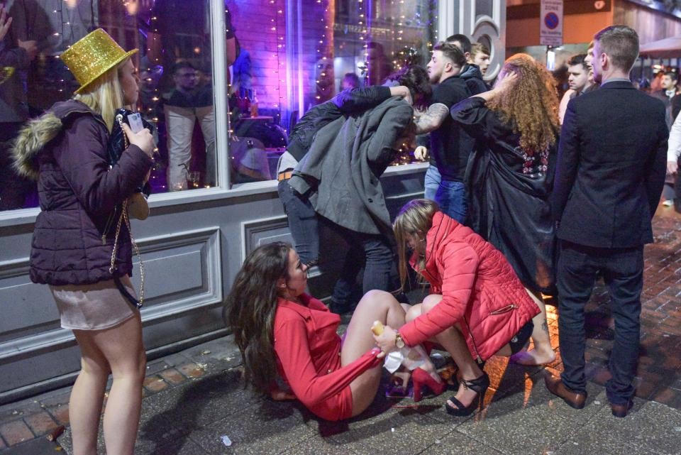 Фото ©CATERS NEWS AGENCY/ Друзья в Бирмингеме заступаются друг за друга во время драки.