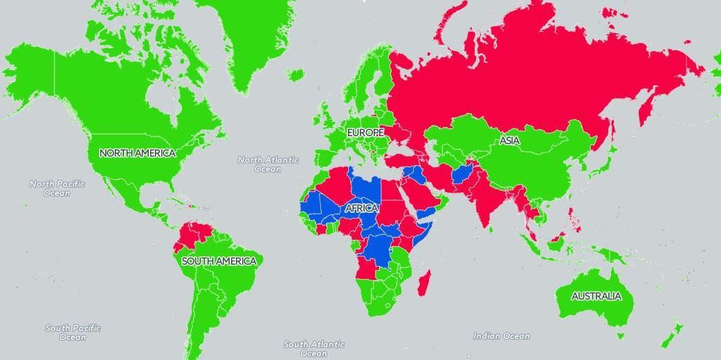 Карта опасных для британских туристов стран. Зелёным цветом обозначены безопасные страны; красным — государства с неспокойными областями; синим — самые опасные для посещения территории. Фото: Independent