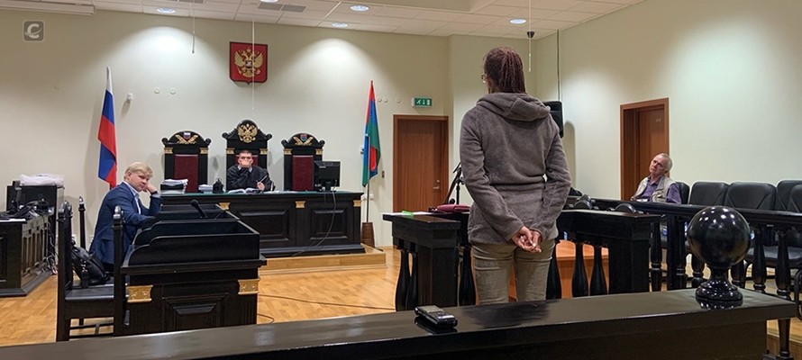 Сожительница даёт показания. Фото © Столица на Onego.ru
