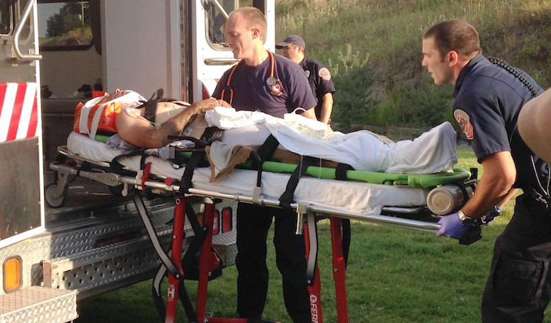 Стивена Паркера увозят в больницу. Фото: eastidahonews.com
