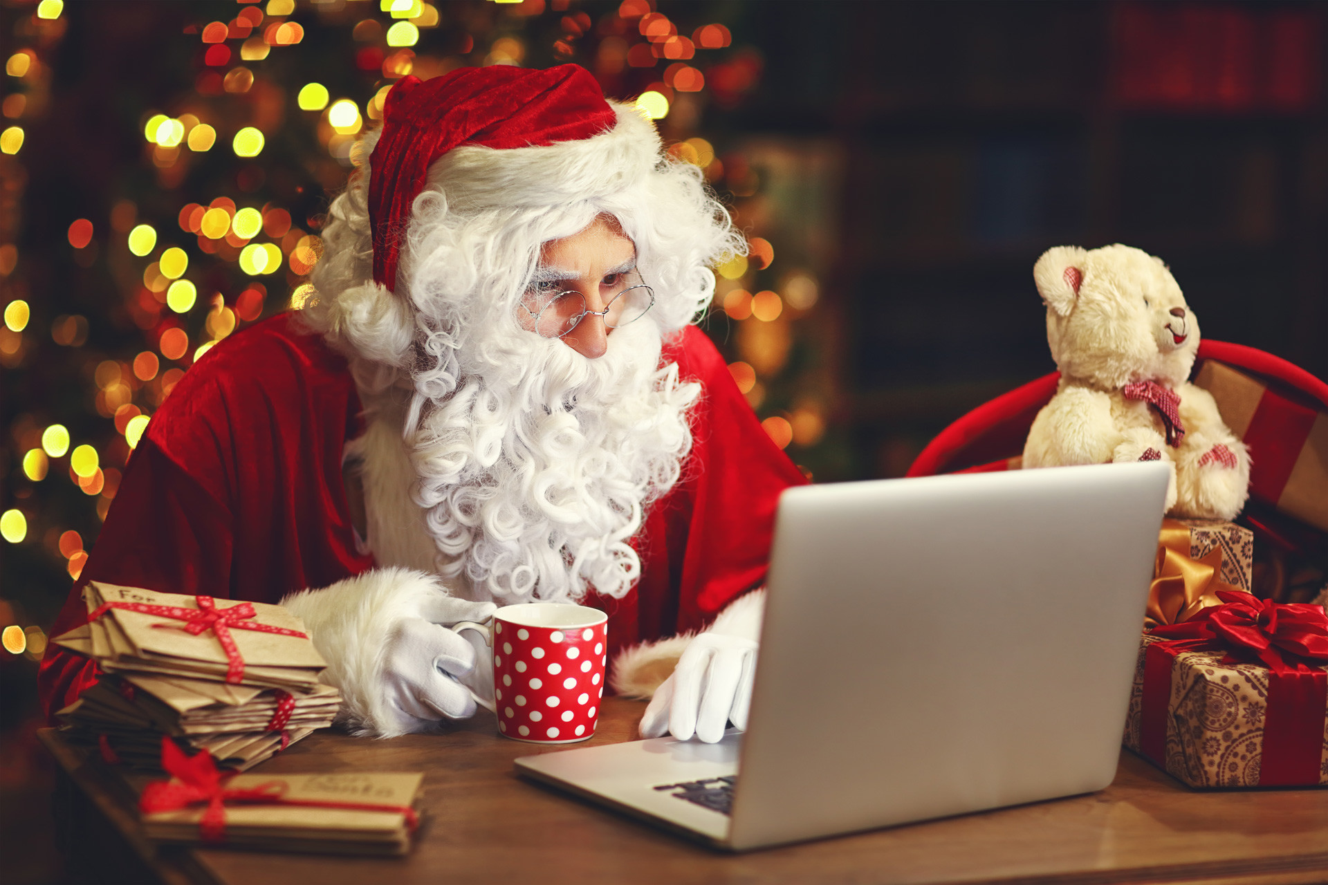 Десятиминутное поздравление Деда Мороза стоит порядка двух тысяч рублей. Если вдвоём со Снегурочкой, то четыре тысячи. Фото © Shutterstock