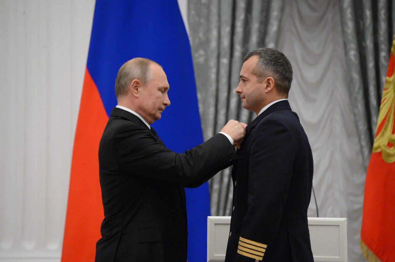 Президент России Владимир Путин и командир А321 Дамир Юсупов. Фото © LIFE