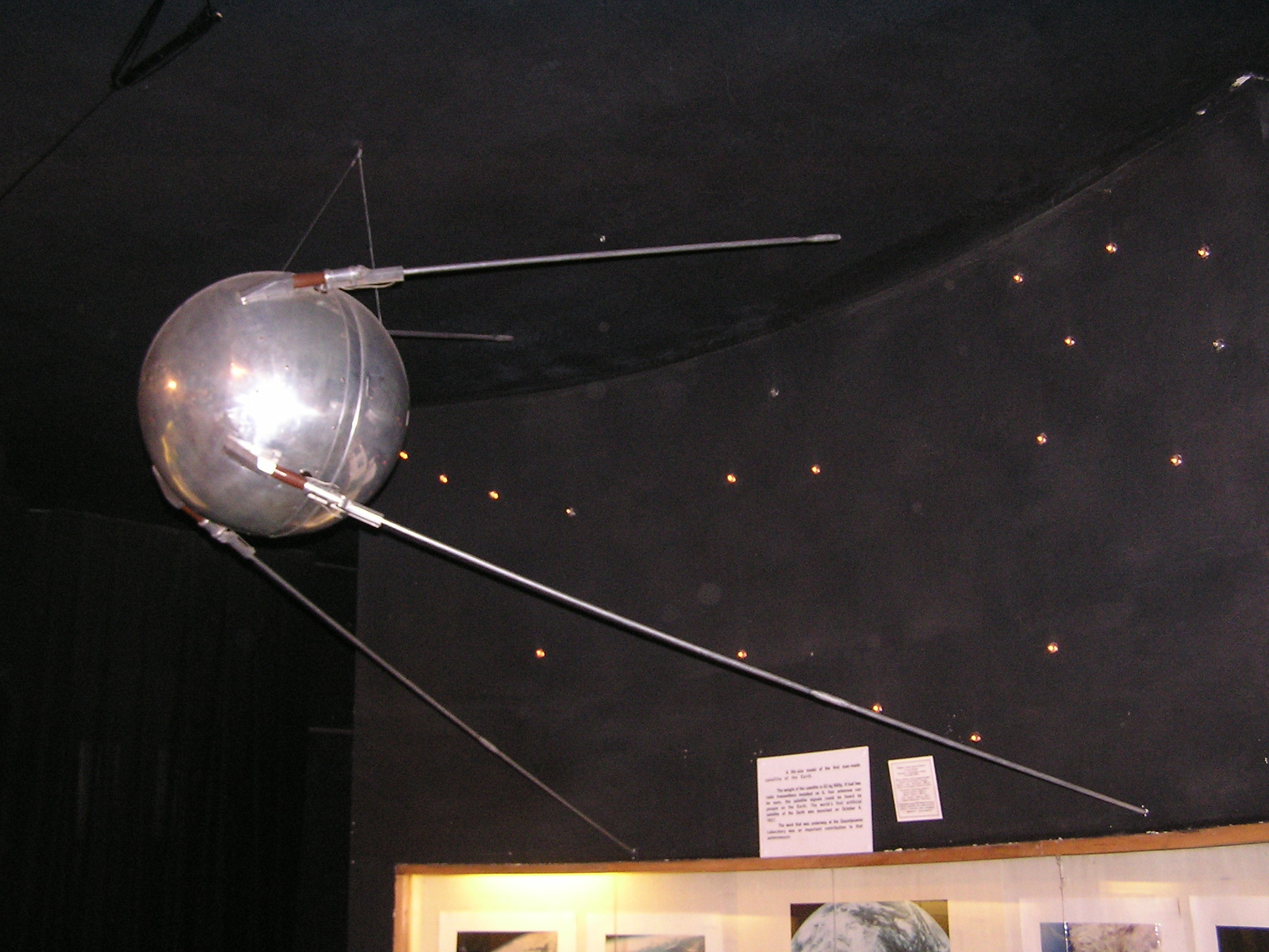 Копия первого искусственного спутника Земли. Фото © Википедија