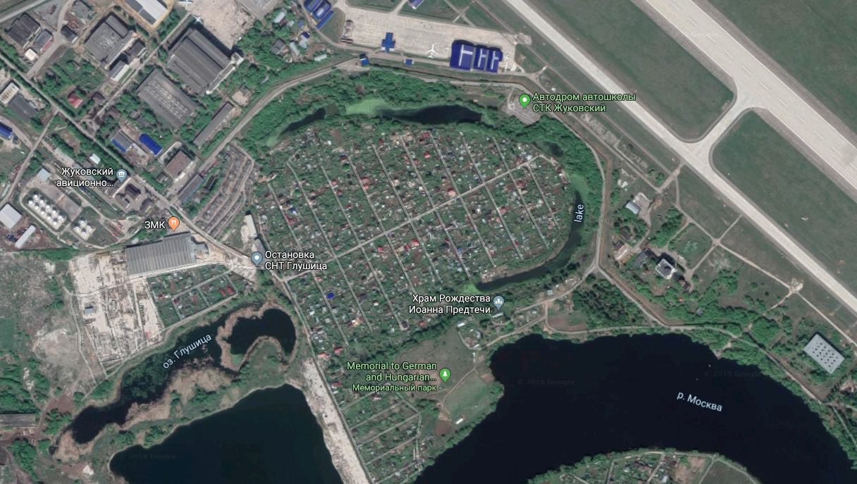 От Глушицы до взлётной полосы меньше километра. Фото © Google Maps