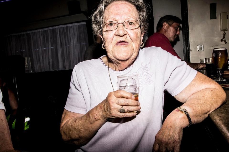 Фото ©MARCO SCONNOCCIA/ Пожилая женщина наслаждается своим напитком в Темсмиде