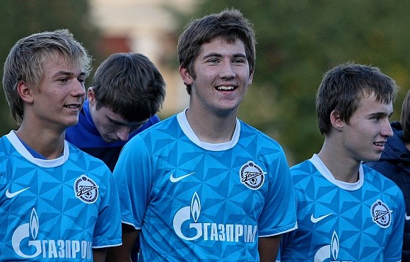 Сутормин (в центре) в молодёжной команде "Зенита". Фото © fc-zenit.ru