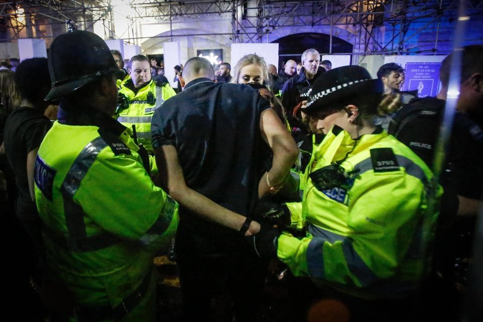 Фото ©SWNS:SOUTH WEST NEWS SERVICE/ В Ноттингеме вспыхнули драки во время празднования Хогманая.
