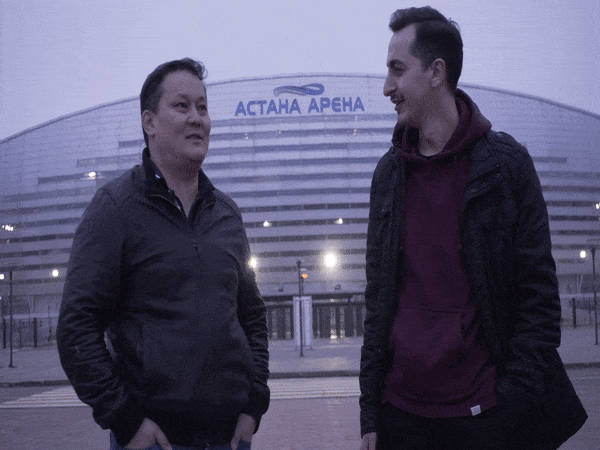 Нуржан Бейсенов (слева) возле "Астана-арены". Фото: © L!FE