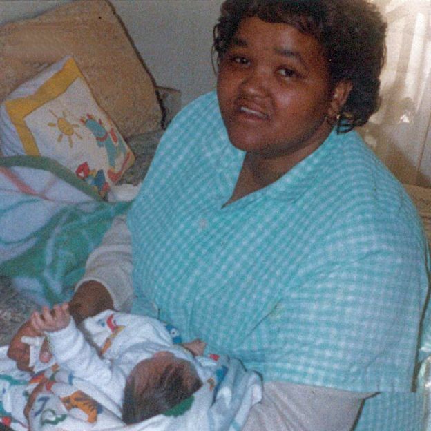 Лавона Соломон вместе с новорождённой Миш, 1997 г. Фото © BBC