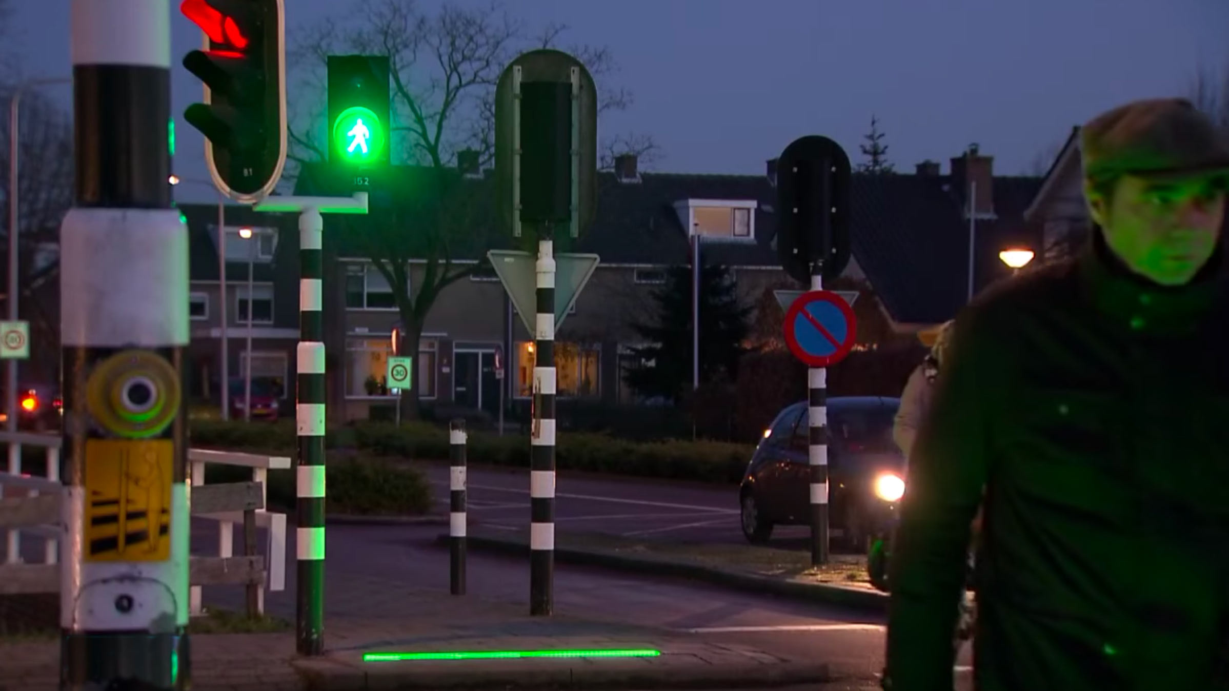 Кадр видео Speciale verkeerslichten smartphone zombies — RTL NIEUWS. Скриншот © L!FE