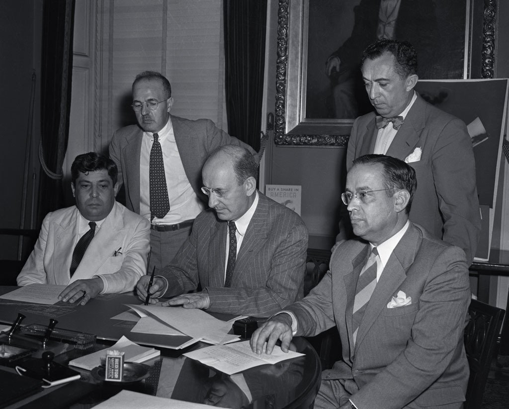 Подписание соглашения о продлении американо-бразильского соглашения о денежной стабилизации. Гарри Уайт (слева во втором ряду) и Генри Моргентау (справа во втором ряду). Фото © Getty Images