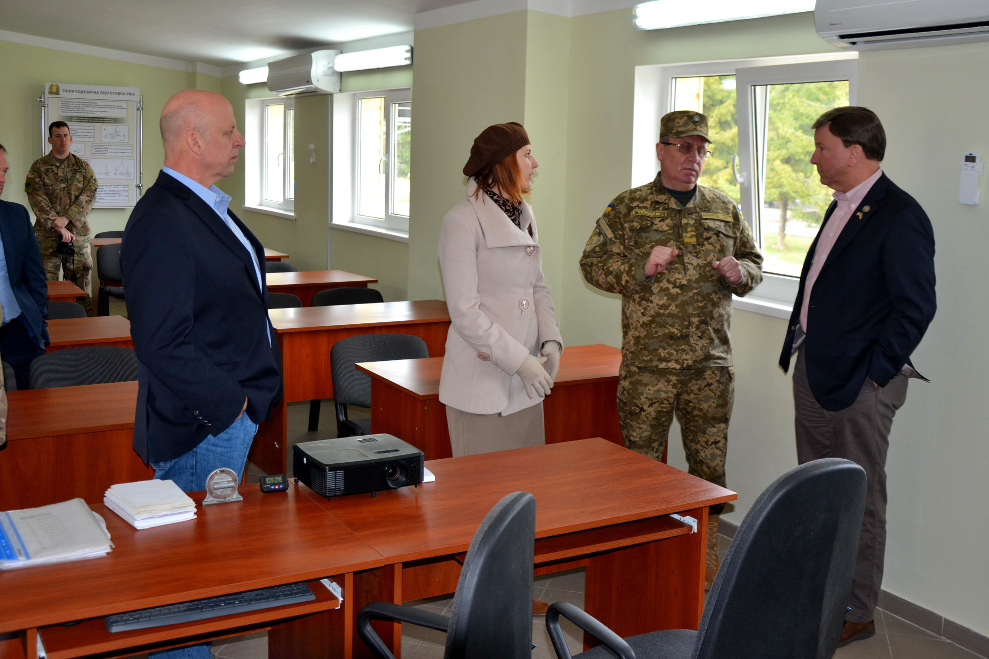 Делегация из США осматривает военный полигон во Львовской области (Роджерс крайний справа). Фото: Министерство обороны Украины
