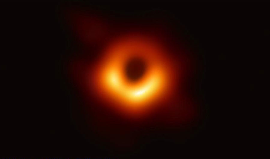 То самое фото той самой чёрной дыры. Фото © Twitter/NASA