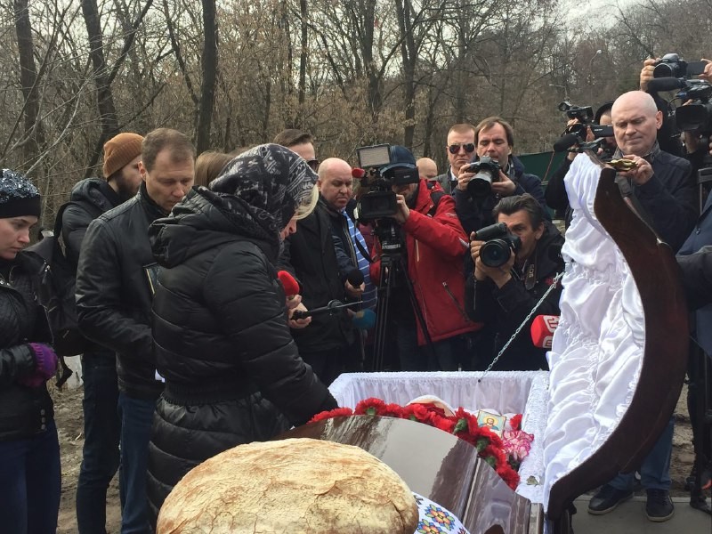 Мария Максакова на похоронах мужа Дениса Вороненкова. Фото: LIFE