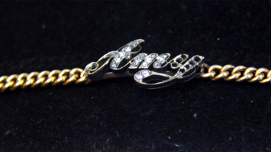 Золотой браслет с выложенным бриллиантами именем его владелицы Эми. Фото: © AP Photo / Bebeto Matthews