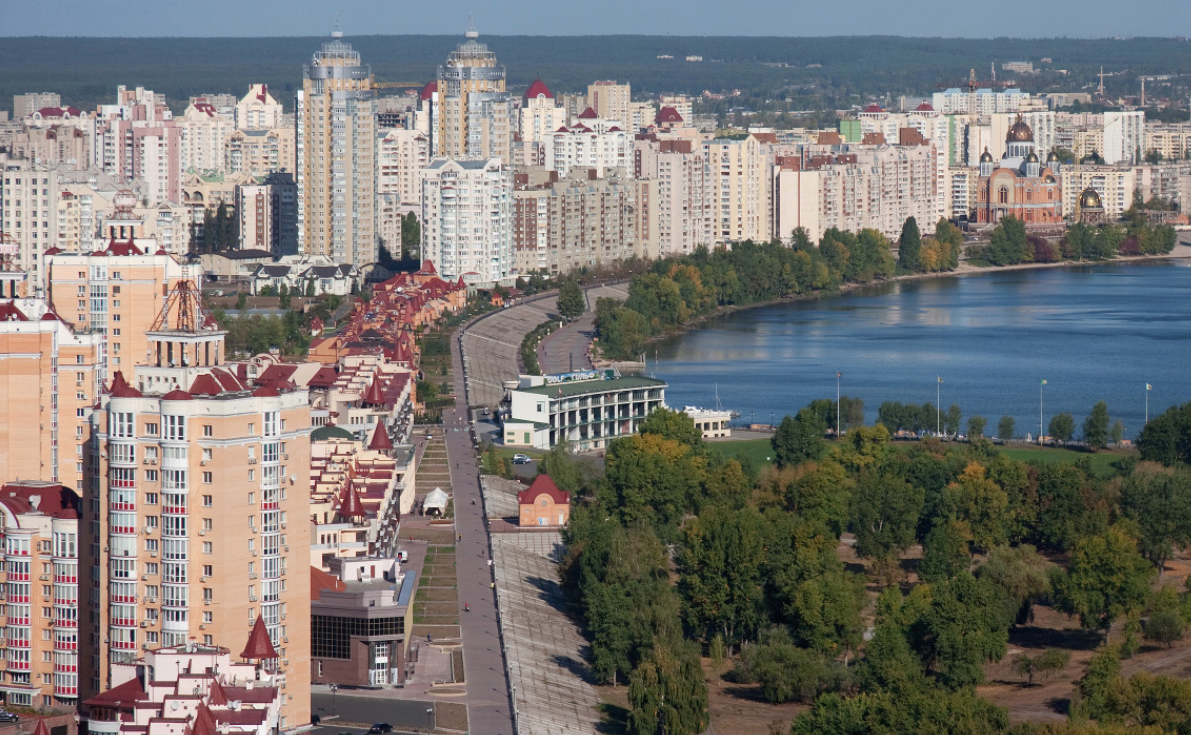 Киевский район Оболонь, где прописан Зеленский и где расположена одна из пяти его квартир. Вид на Оболонский залив Фото: © "Википедия"