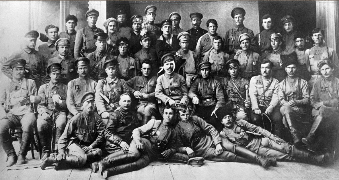 Д. Фурманов и В. Чапаев с бойцами и командирами дивизии после боёв за Уфу. Фото © Wikipedia