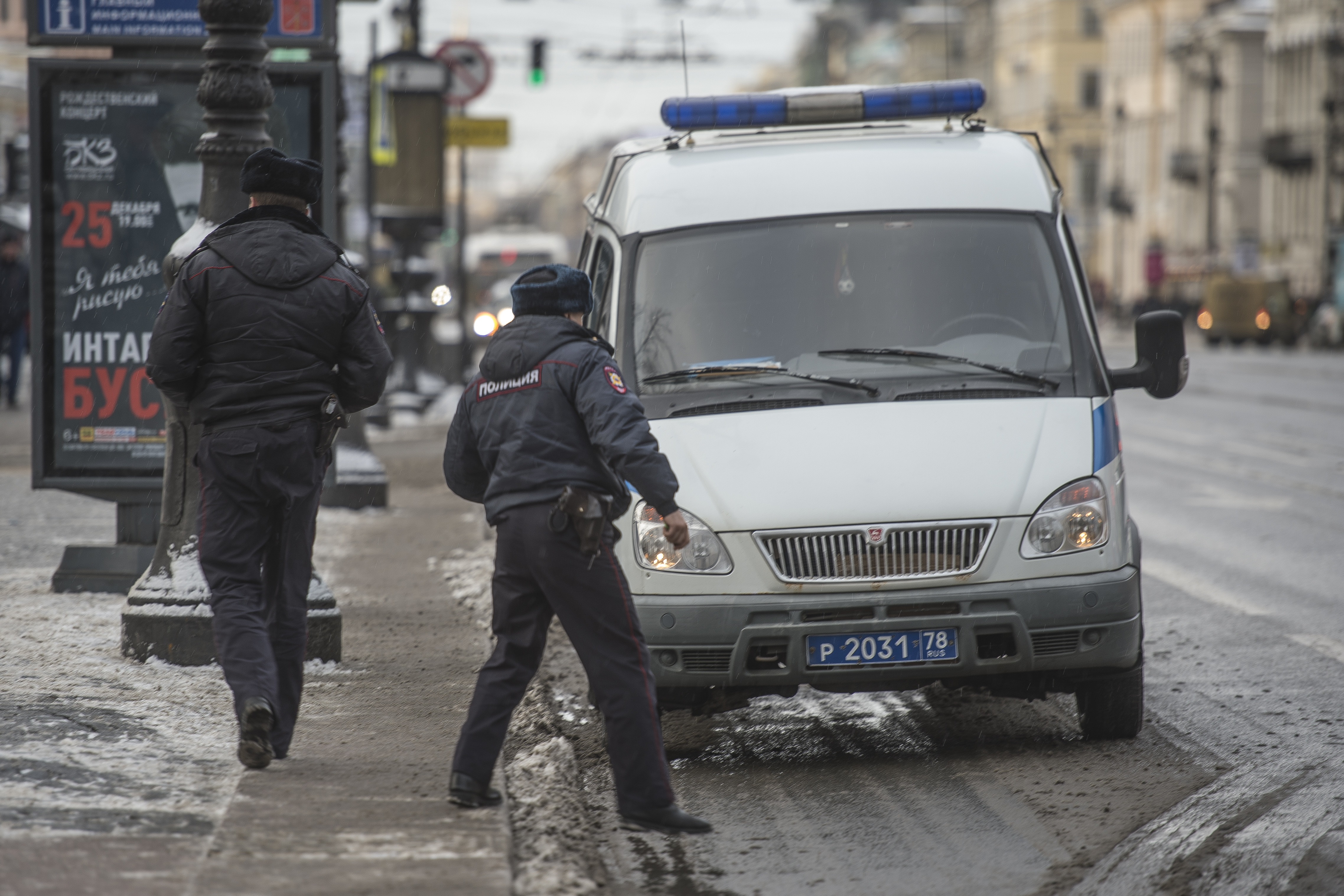 Петербуржец заявил в полицию, что таксист заминировал школу на Народной  улице