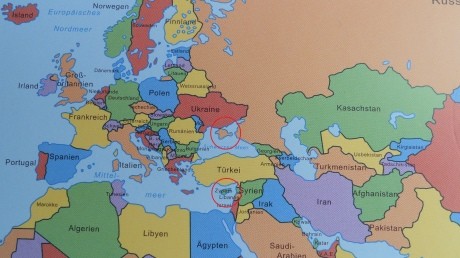 Карта из немецкого учебника для мигрантов с российским Крымом. Фото: Европейская правда