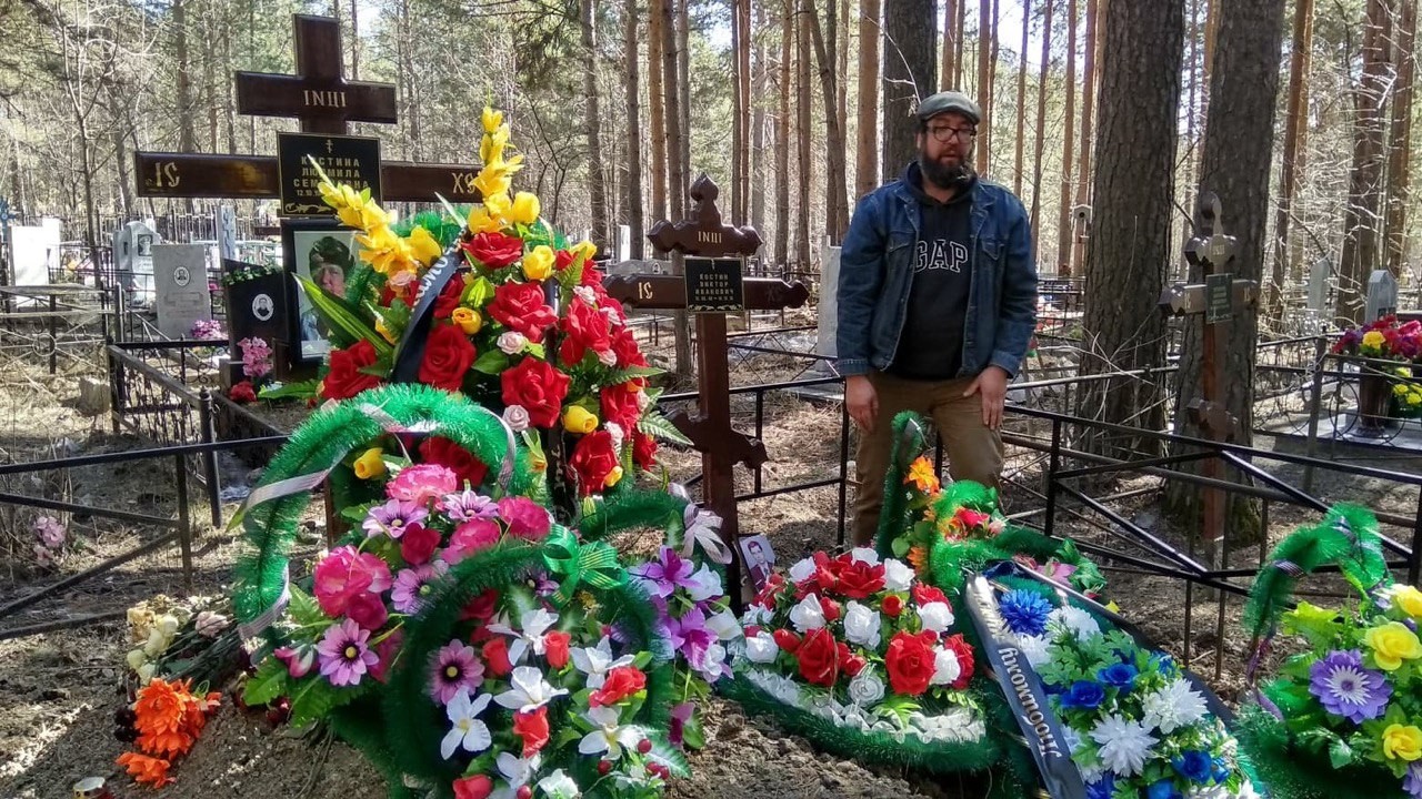 Илья Костин на могиле родителей. Фото: © L!FE