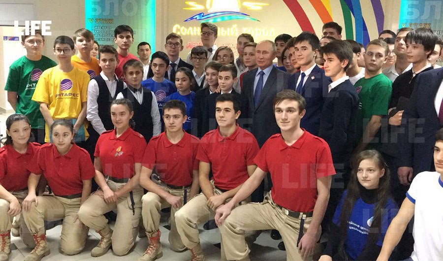 Президент России Владимир Путин с учащимися академии "Солнечный город". Фото © LIFE / Павел Баранов