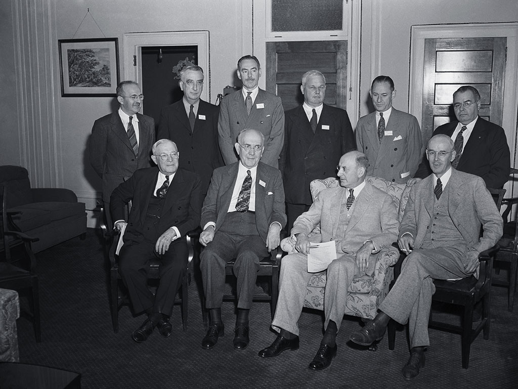 Делегаты Бреттон-Вудской конференции. Гарри Уайт крайний слева во втором ряду. Фото © Getty Images
