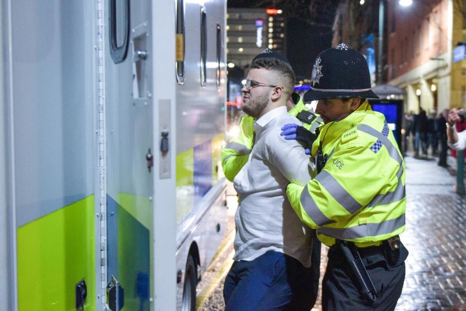 Фото ©CATERS NEWS AGENCY/ Кого-то в Бирмингеме увезла полиция.