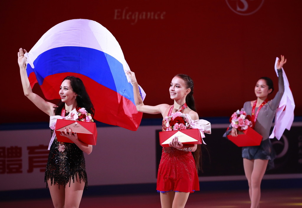 Елизавету Туктамышеву (слева) лишили финала Гран-при. Фото © EPA/HOW HWEE YOUNG/ТАСС
