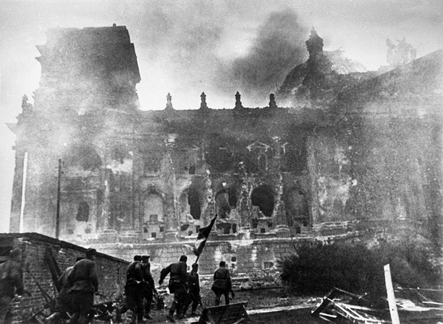 28 апреля 1945 года советские солдаты начали штурмовать Рейхстаг. Фото © РИА "Новости"