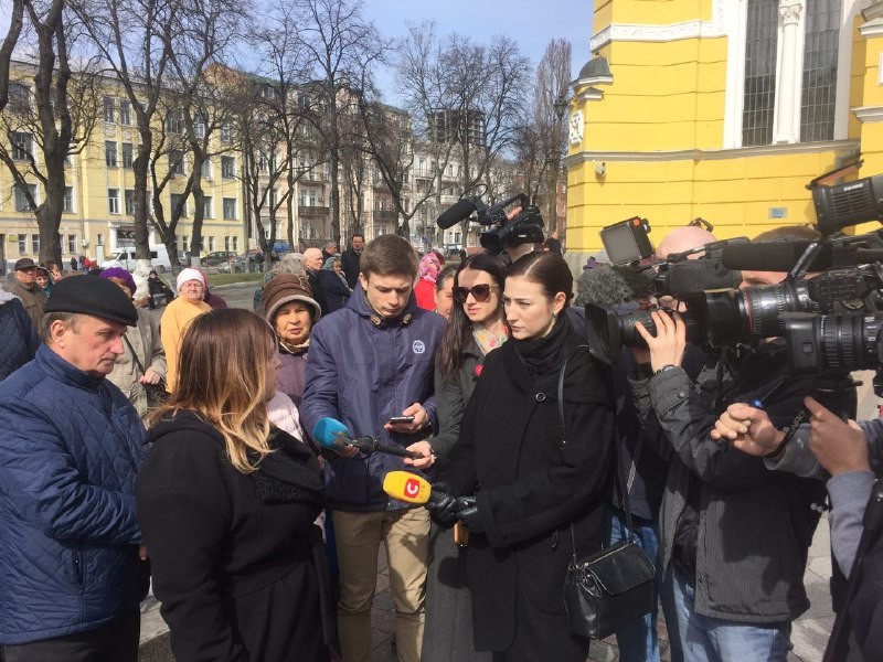 У собора интервью СМИ дает Ольга Курносова — организатор "Марша несогласных", также эмигрировавшая из России на Украину. Фото: LIFE