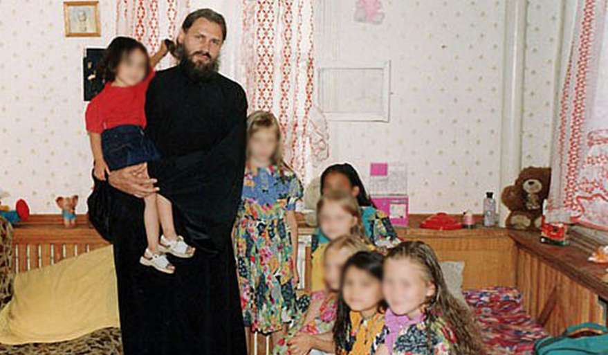 Николай Стремский (в молодости) с детьми. Фото с официального сайта священника