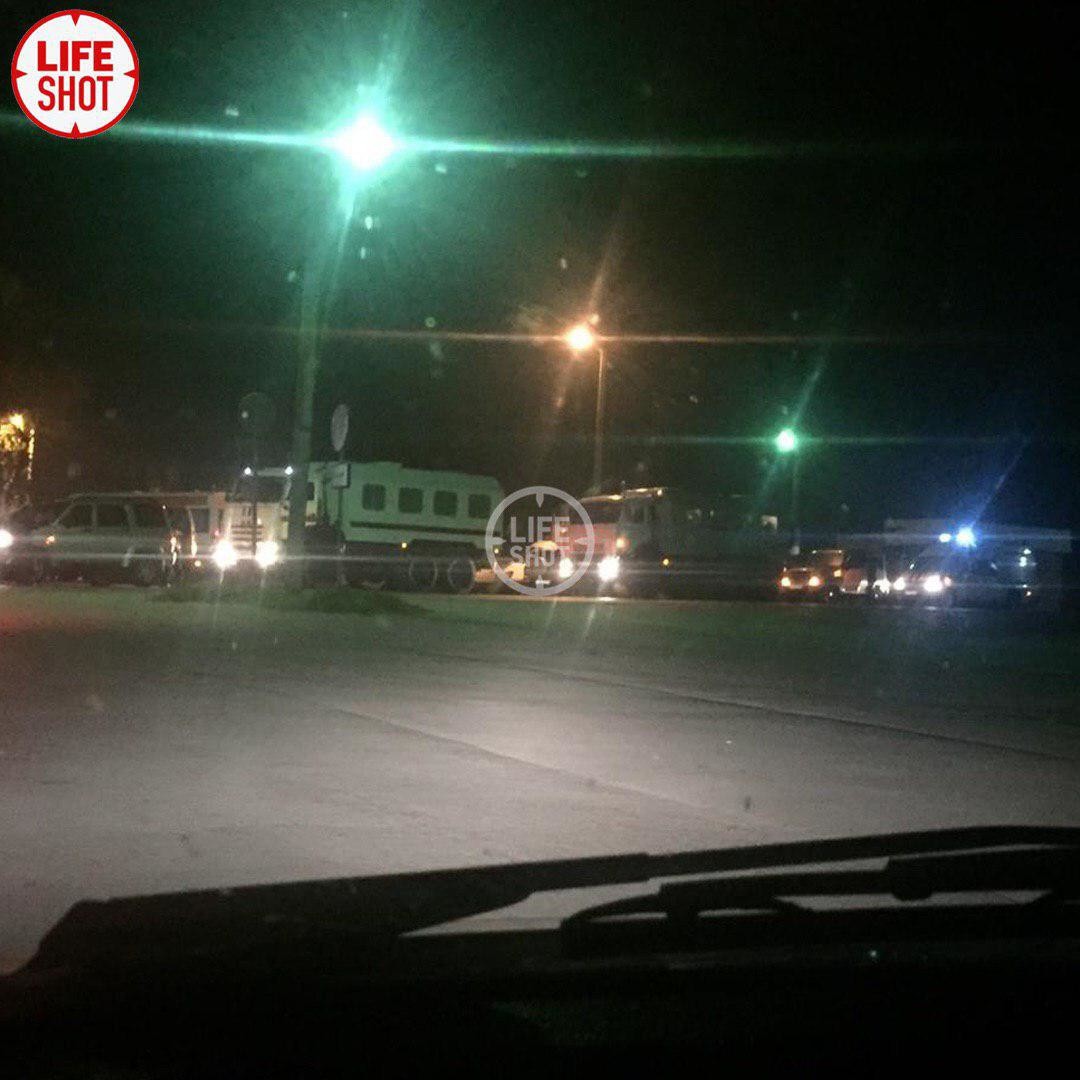 Выезд на хутор Чернозубов ночью был перекрыт полицейскими. Фото © LIFE Shot