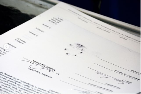 "Подпись" Марлона на одной из копий договора об издании книги