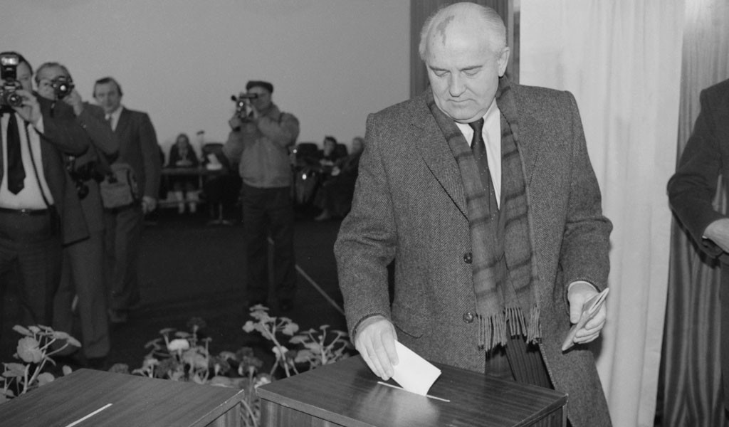 Горбачёв также настоял на проведении всесоюзного референдума о сохранении СССР, который должен был добавить легитимности его идее. Фото © ТАСС / Александр Чумичев