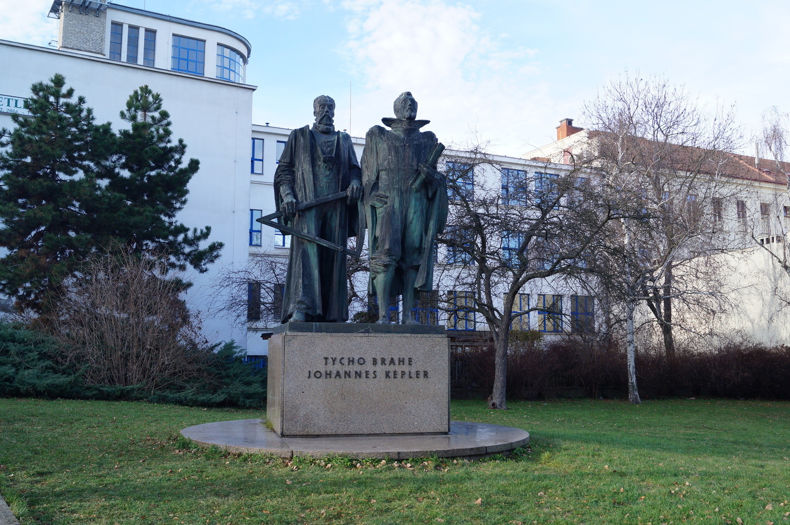 Памятник Тихо Браге и Иоганну Кеплеру в Праге. Фото © Graker.Ru