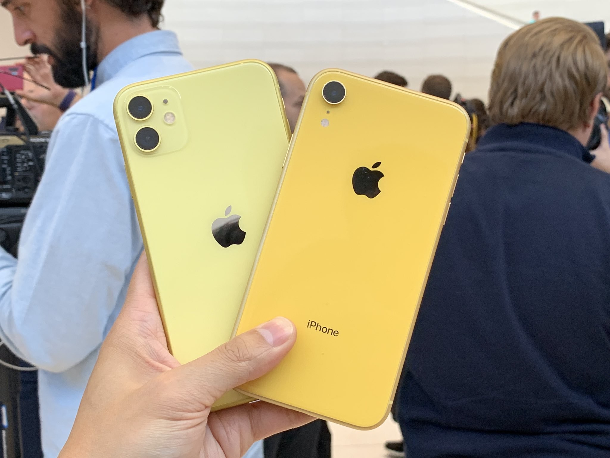 Использование айфона 11. Iphone 11 XR. Iphone 11 Yellow. Iphone 11 XR Yellow. Apple iphone 11 64gb Yellow.