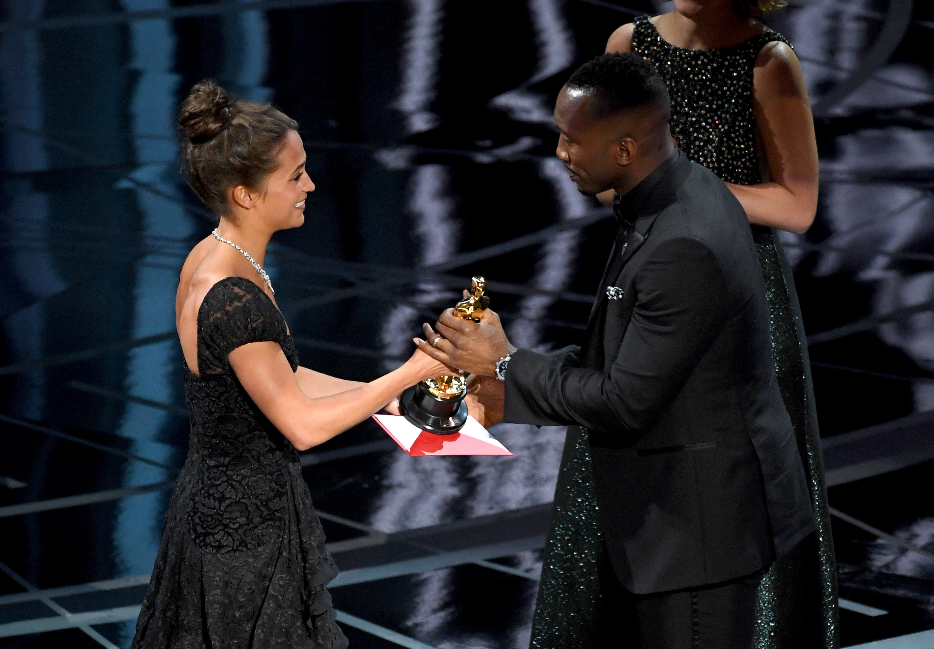 Махершала Али получил награду из рук Алисии Викандер —лауреатки "Оскара" за лучшую женскую роль второго плана 