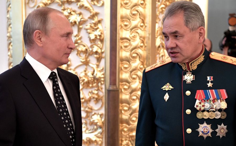 Путин и Шойгу на приёме в честь выпускников военных вузов в 2018 году. Фото © Пресс-служба Кремля