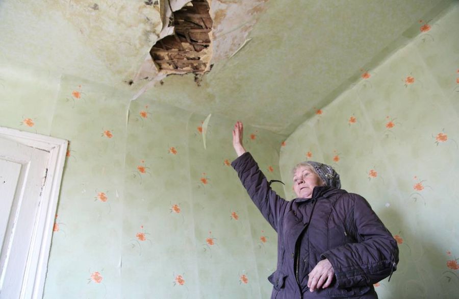 <p>Последствия ночного обстрела в Донецке. Фото © ТАСС / Валентин Спринчак</p>